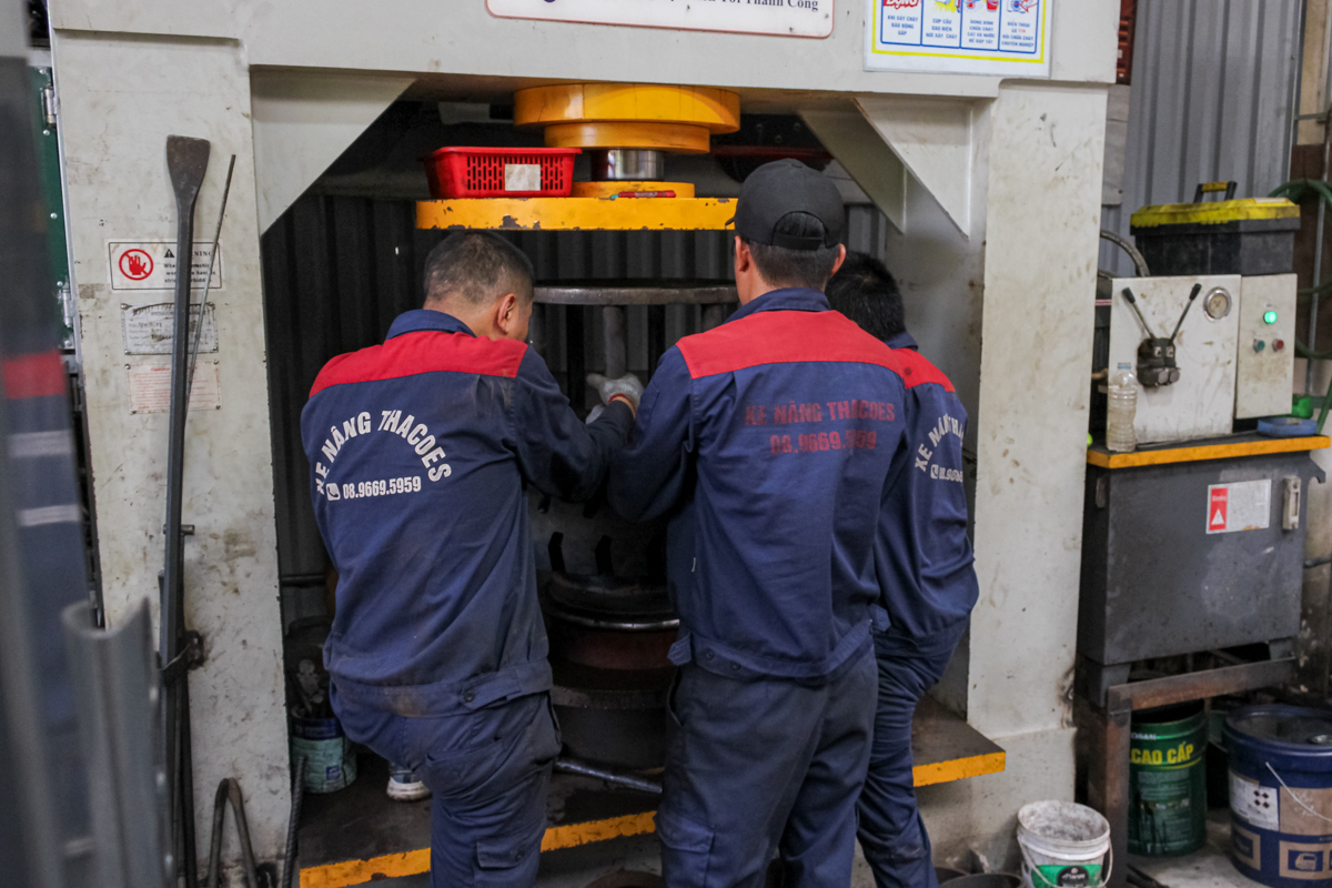THAY LỐP XE NÂNG 8.15-15 | ÉP LỐP ĐẶC XE NÂNG 815-15