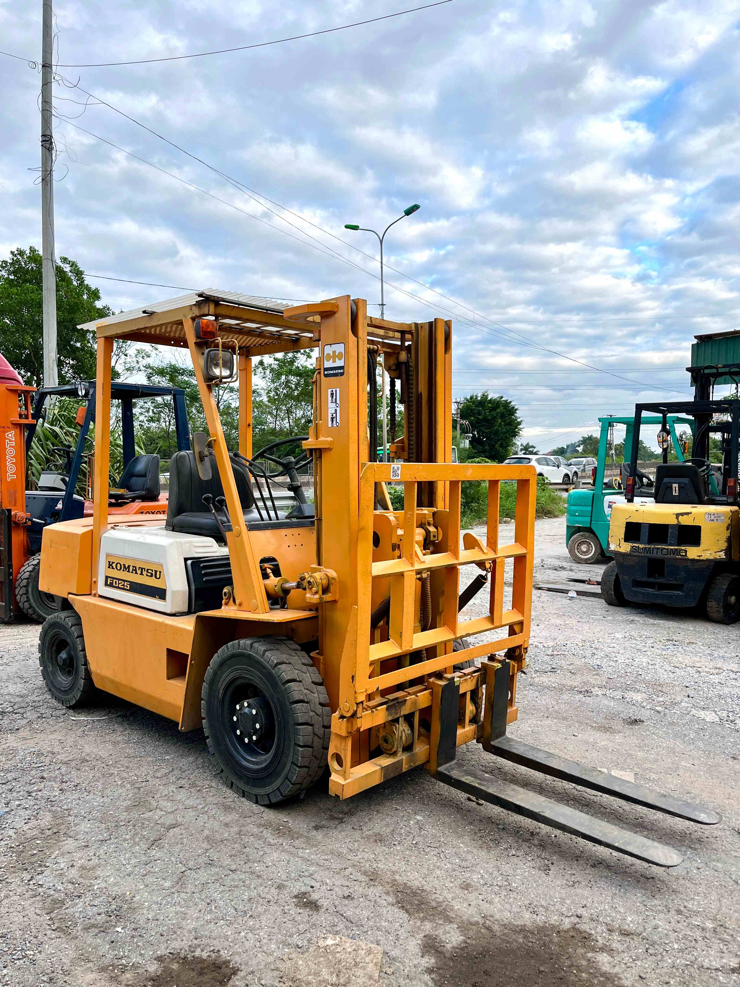 XE NÂNG DẦU KOMATSU 2,5 Tấn FD25-10