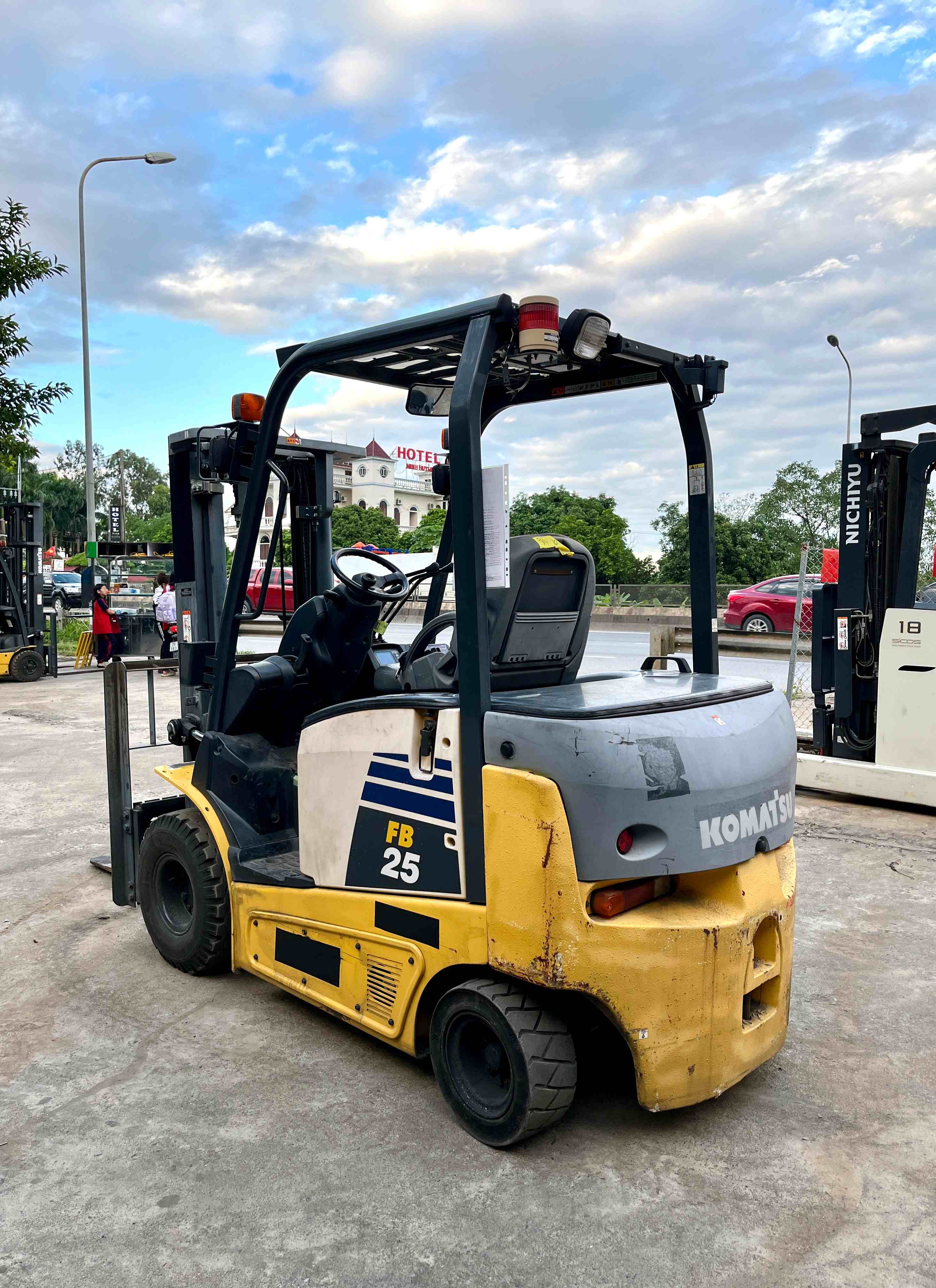 XE NÂNG ĐIỆN NGỒI LÁI KOMATSU 2.5 Tấn FB25-12 (2014)