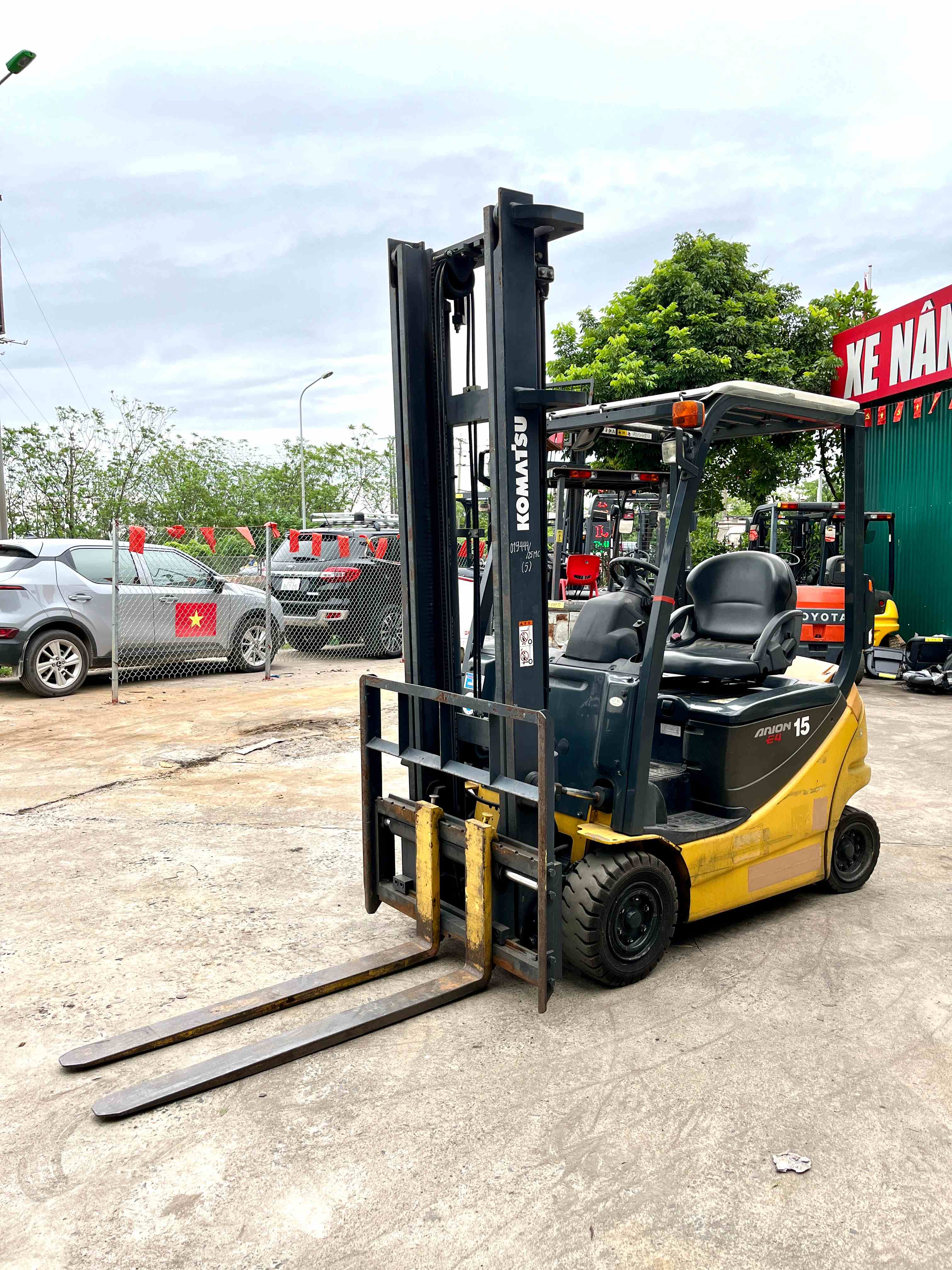 XE NÂNG ĐIỆN NGỒI LÁI KOMATSU 1,5 Tấn FB15-12 (2014)