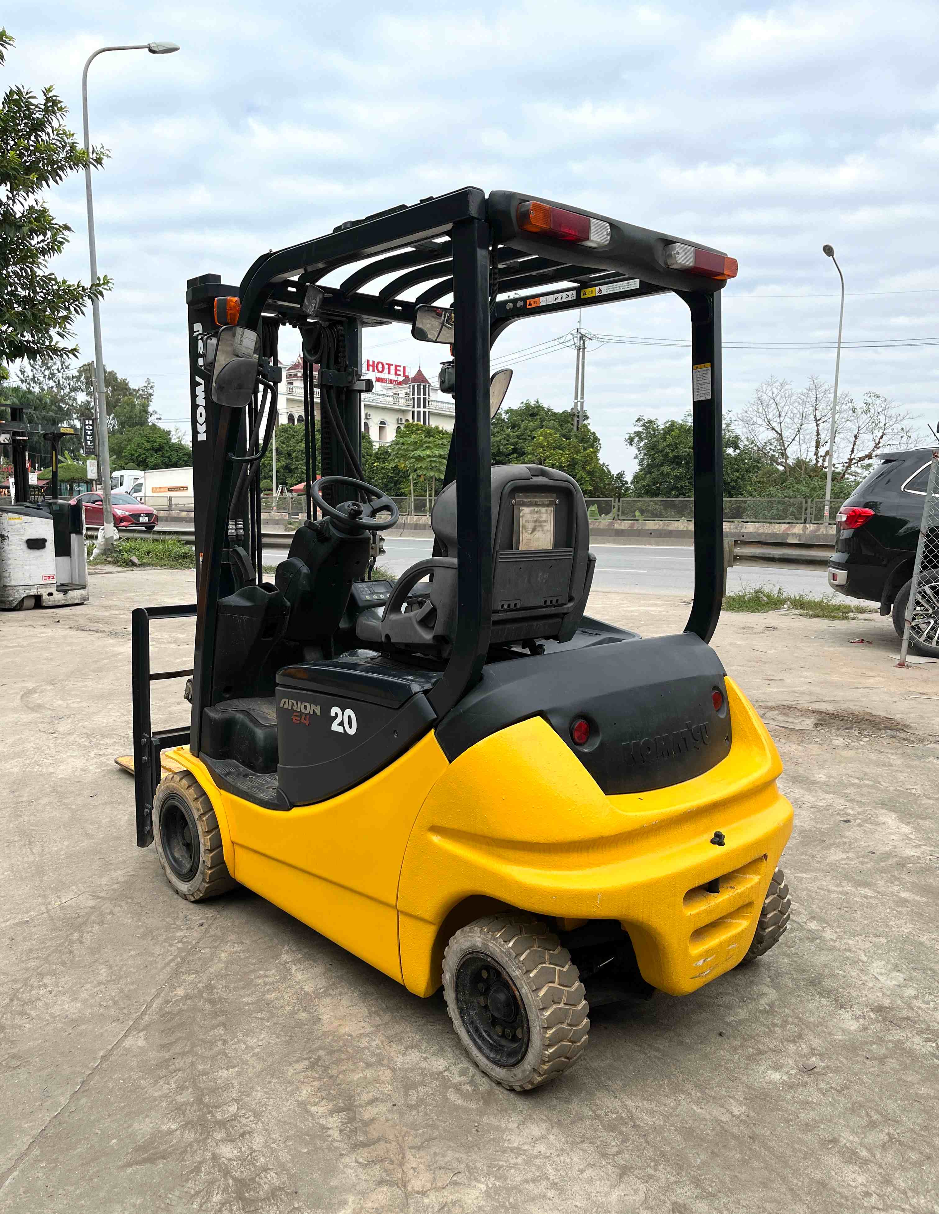 XE NÂNG ĐIỆN NGỒI LÁI KOMATSU 2 Tấn FB20-12A (2007)