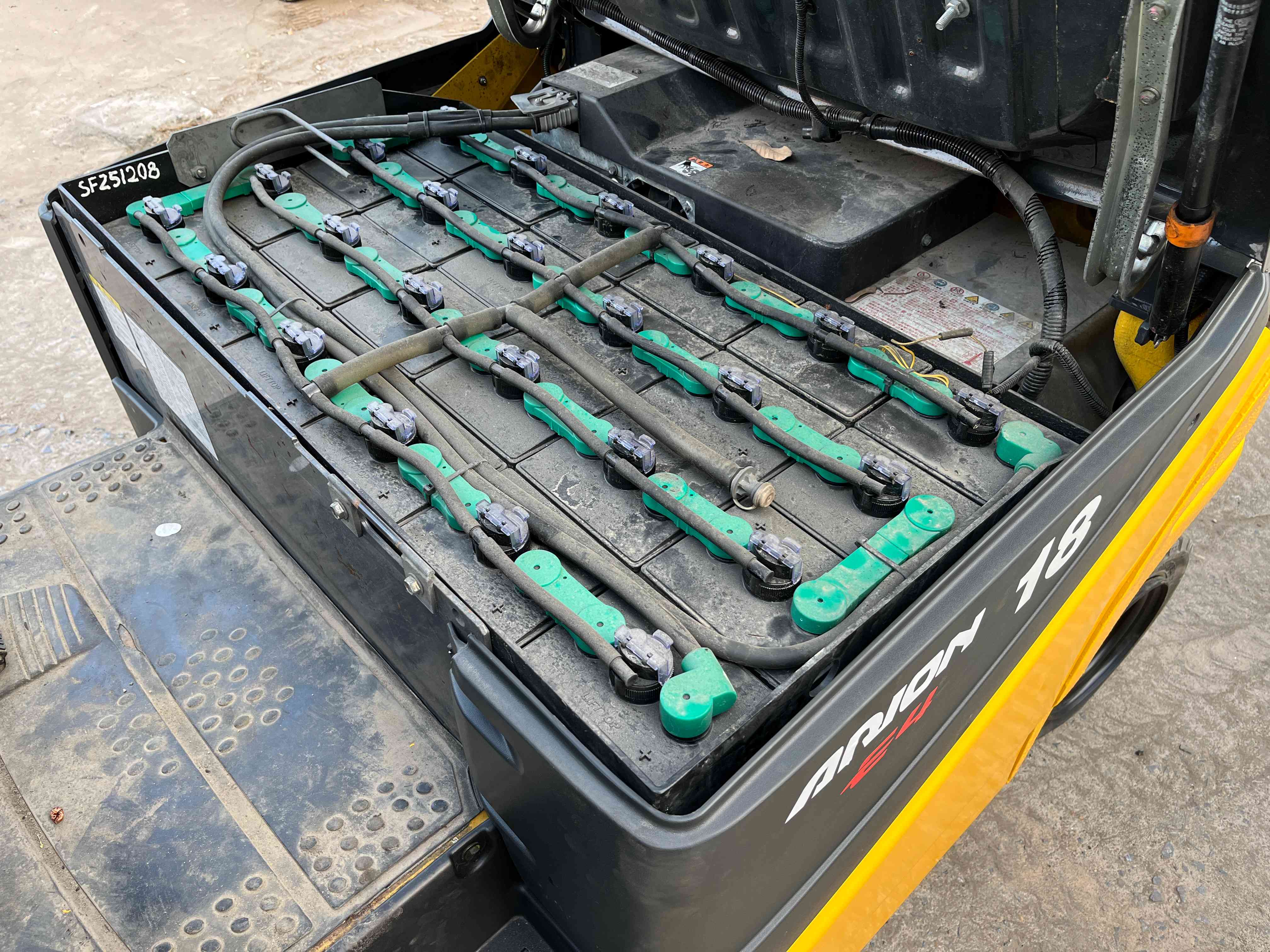 XE NÂNG ĐIỆN NGỒI LÁI KOMATSU 1.8 Tấn FB18-12 (2013)