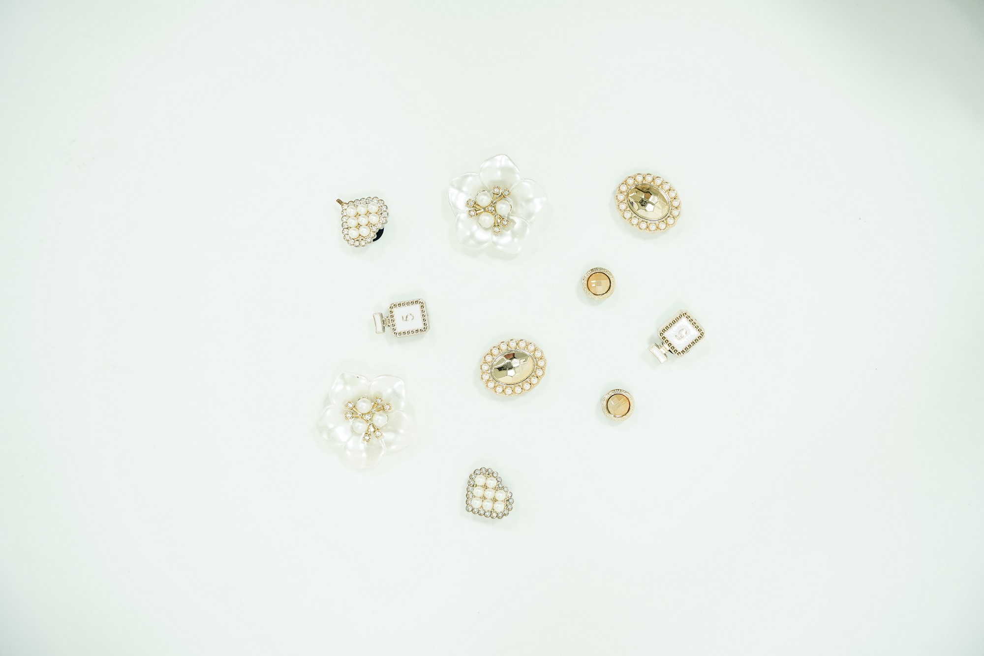 Phụ kiện Charm Sticker Trang Trí Gắn Giày/Dép Sục, Balo, Túi Dễ Dàng Tháo - Gắn Đa Dạng Mẫu Mã Phong Cách