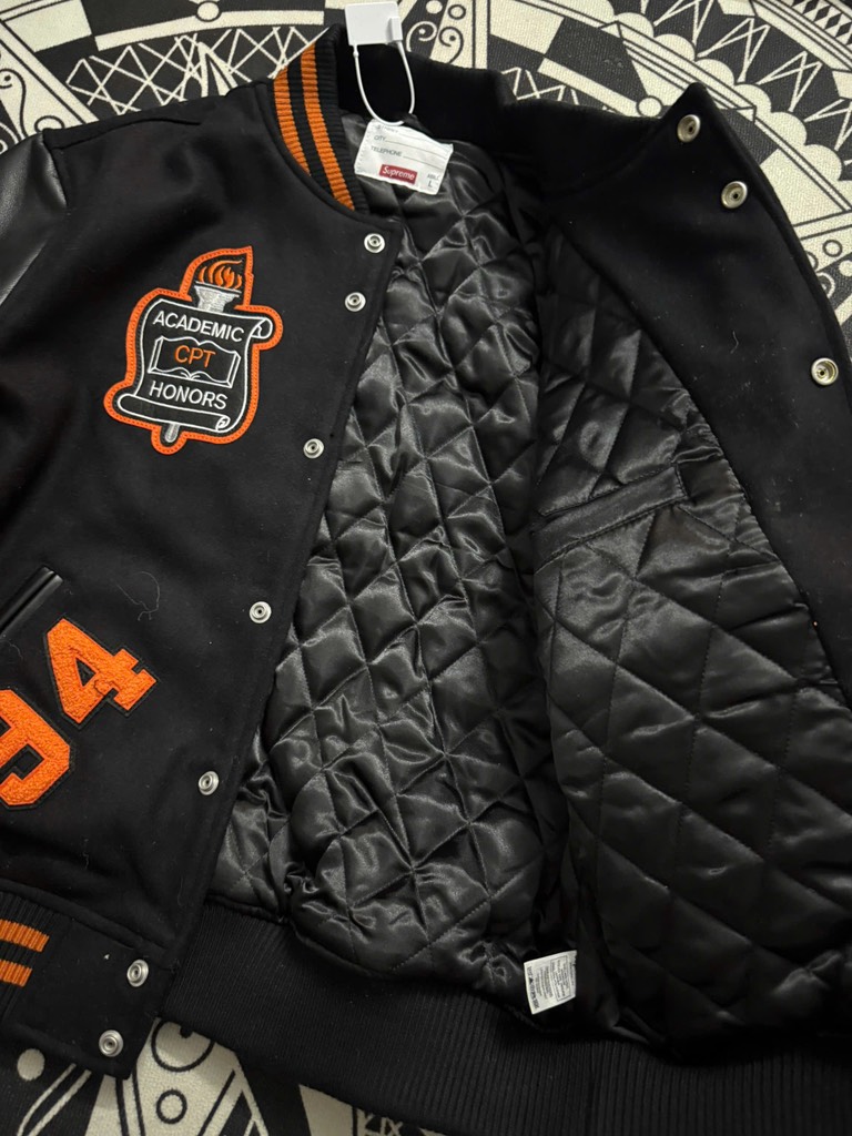 Varsity Supreme đen da bò