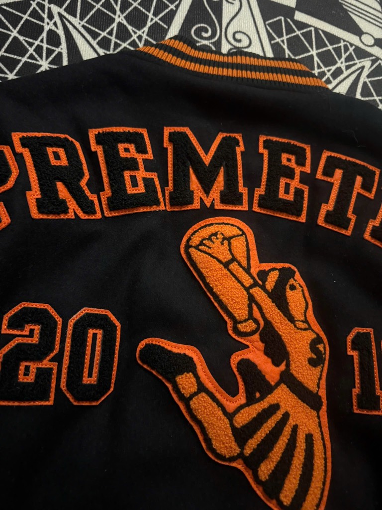 Varsity Supreme đen da bò