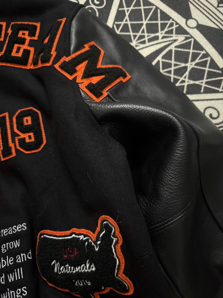 Varsity Supreme đen da bò