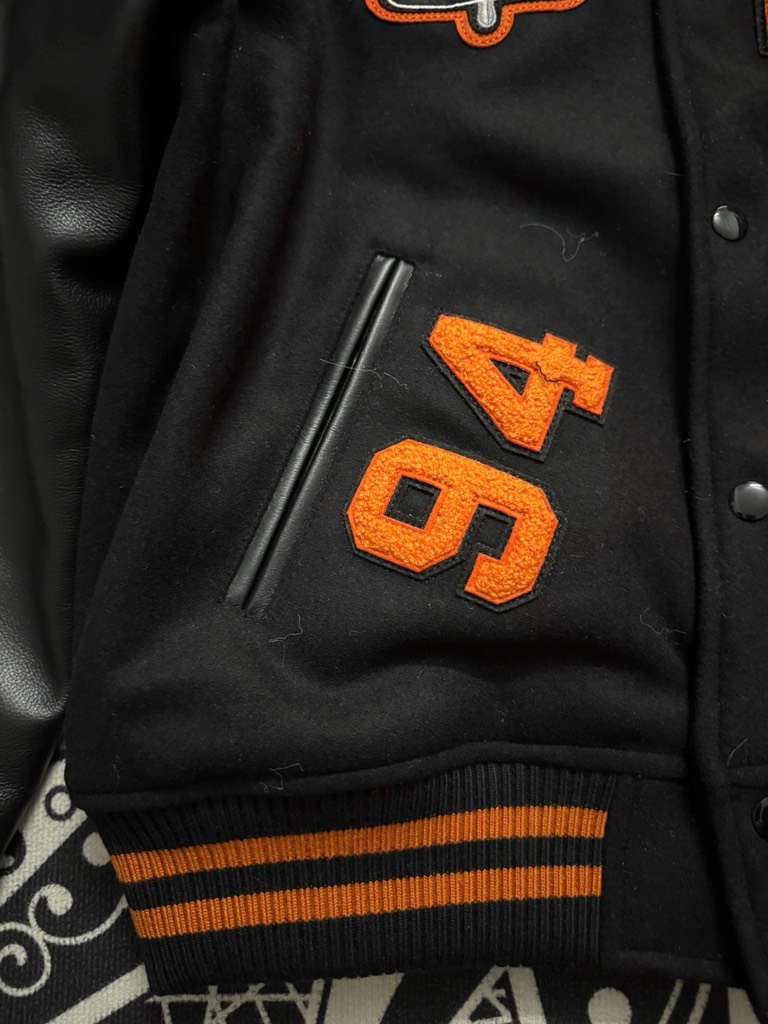 Varsity Supreme đen da bò