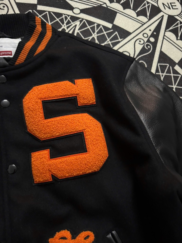 Varsity Supreme đen da bò