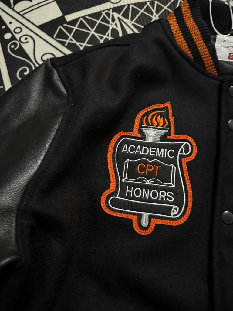 Varsity Supreme đen da bò