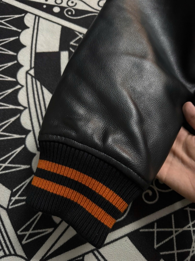 Varsity Supreme đen da bò