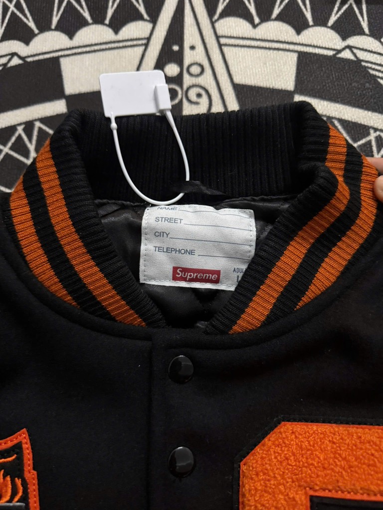Varsity Supreme đen da bò