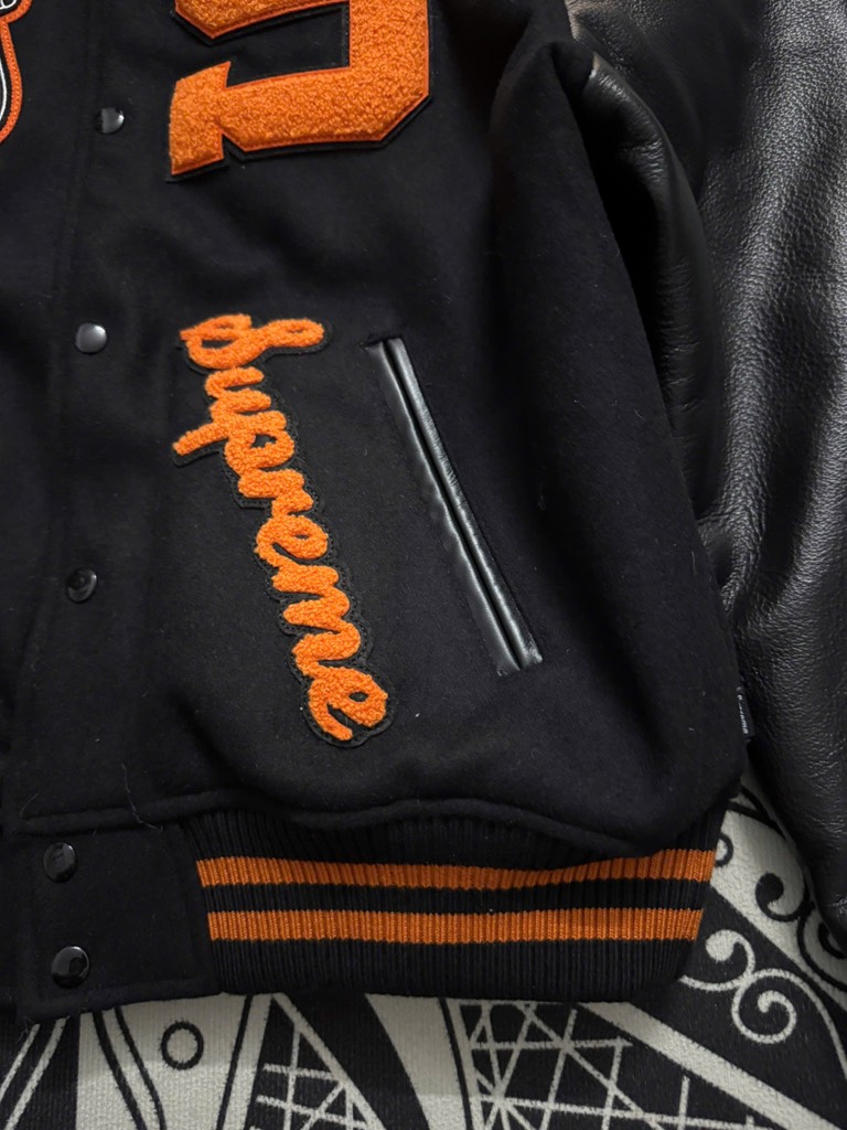 Varsity Supreme đen da bò