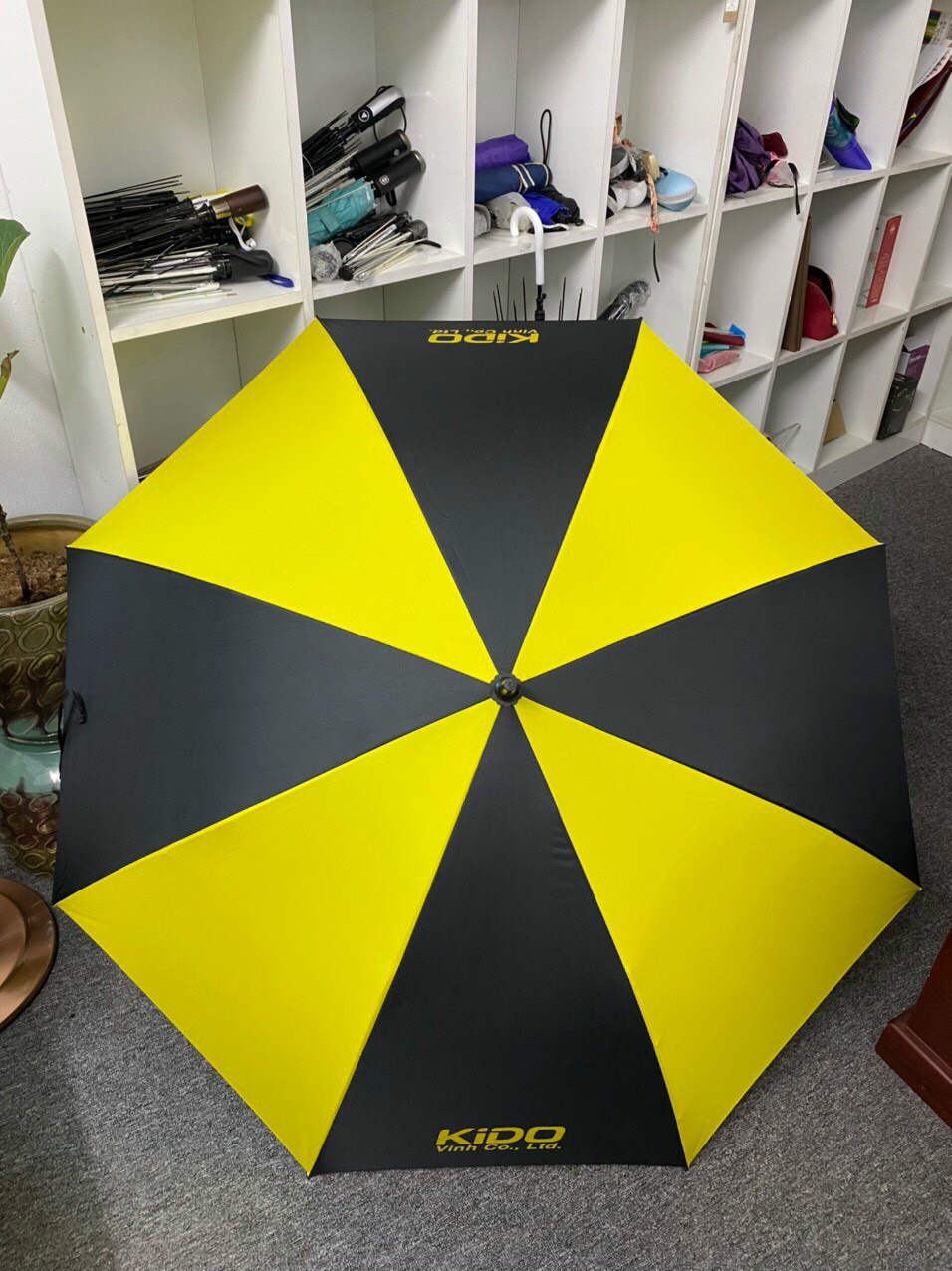 QUÀ TẶNG Ô DÙ IN LOGO – GIẢI PHÁP QUẢNG BÁ THƯƠNG HIỆU HIỆU QUẢ