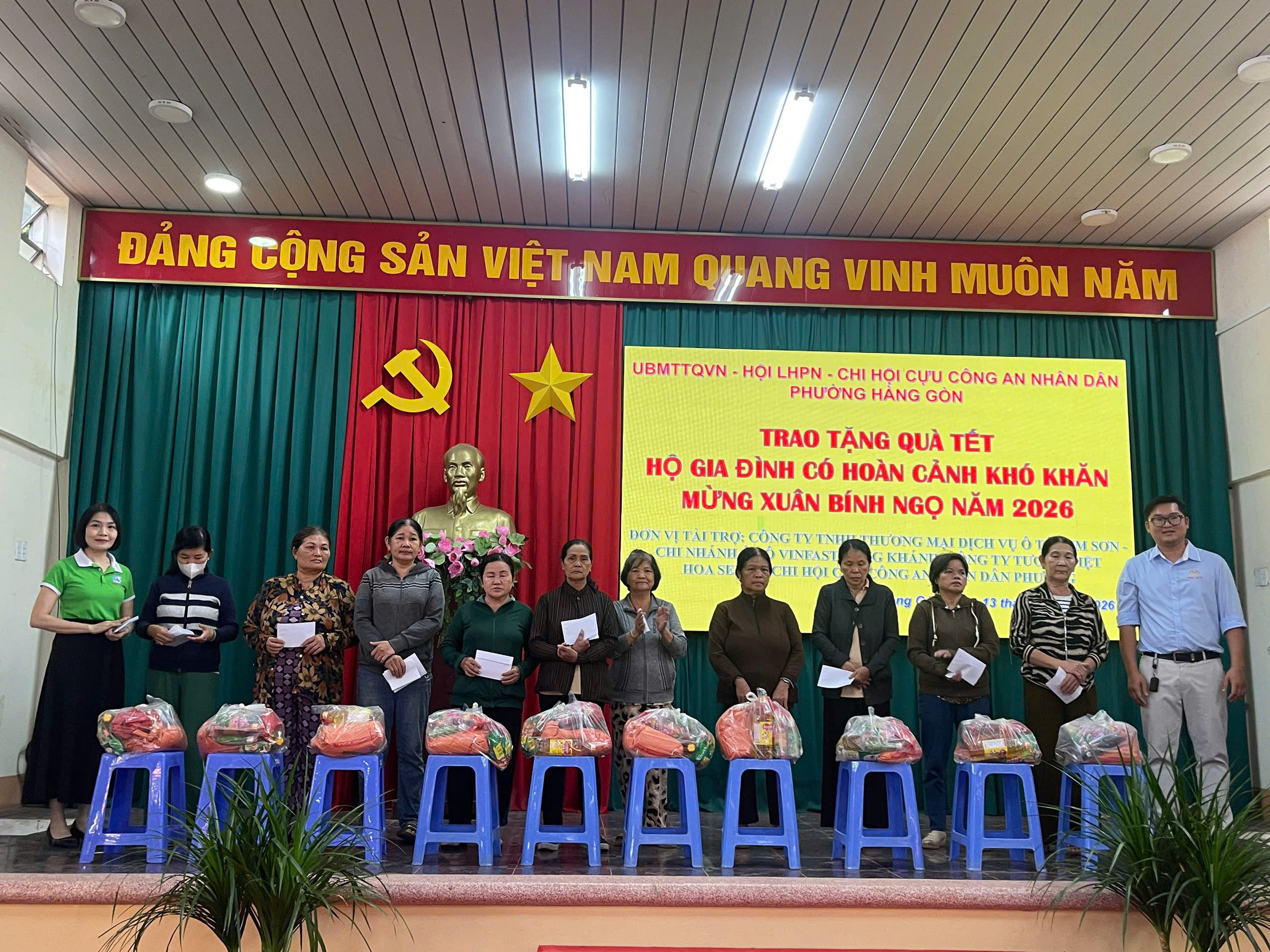 Tương Việt Hoa Sen Lan Tỏa Yêu Thương: Trao Tặng 350 Phần Quà Tết Tại Phường Hàng Gòn