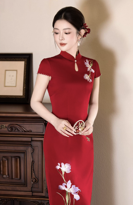 Sườn xám đỏ thêu hoa ngọc lan thanh lịch_I63