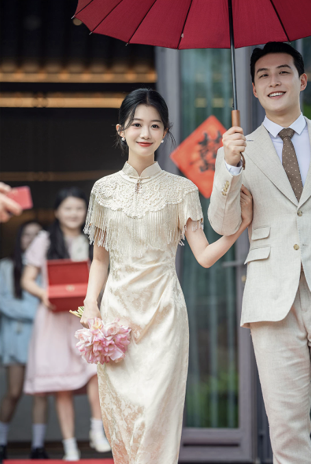 Sườn xám ren phối gấm tua rua sang trọng_I74