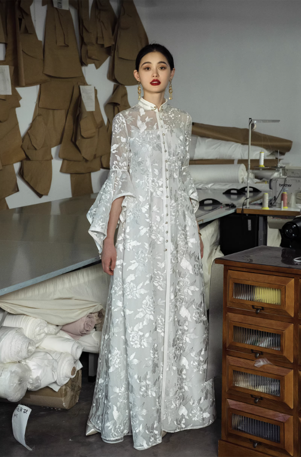 Váy cưới cổ cao thêu ngọc trai phong cách Trung Hoa_I21