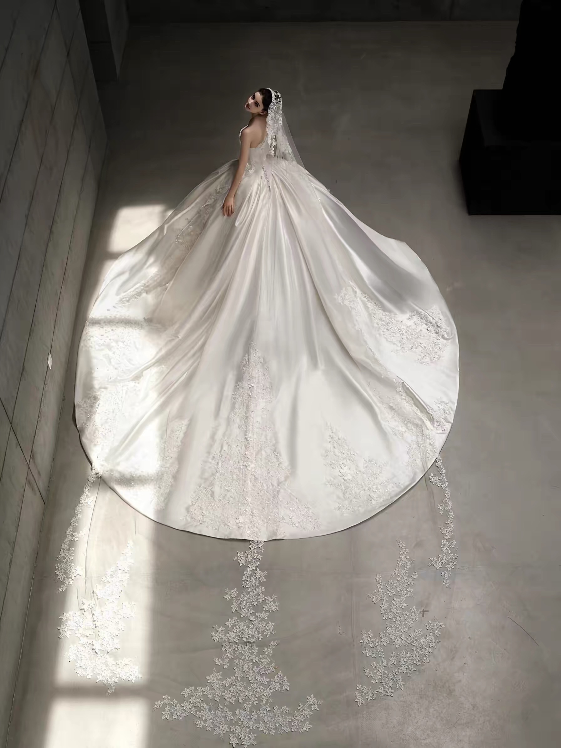 Váy cưới cúp ngực satin đính hoa ren_I151