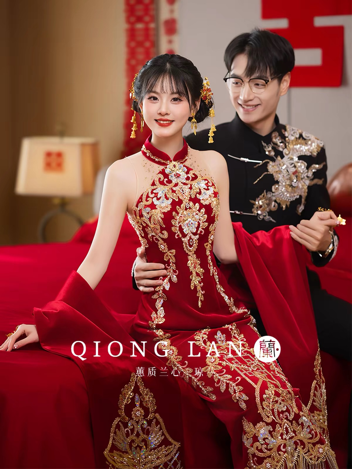 Sườn xám thêu hoa văn kèm khăn choàng_I109