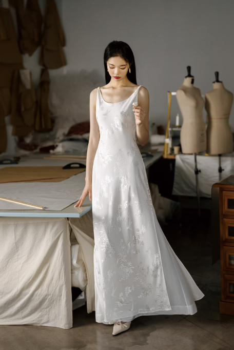 Váy cưới hai dây dáng suông thêu hoa nhẹ nhàng_I23