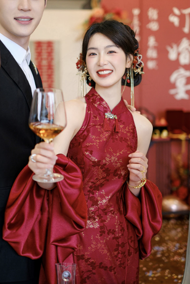 Sườn xám đỏ cổ yếm họa tiết gấm kèm choàng quý phái_I61