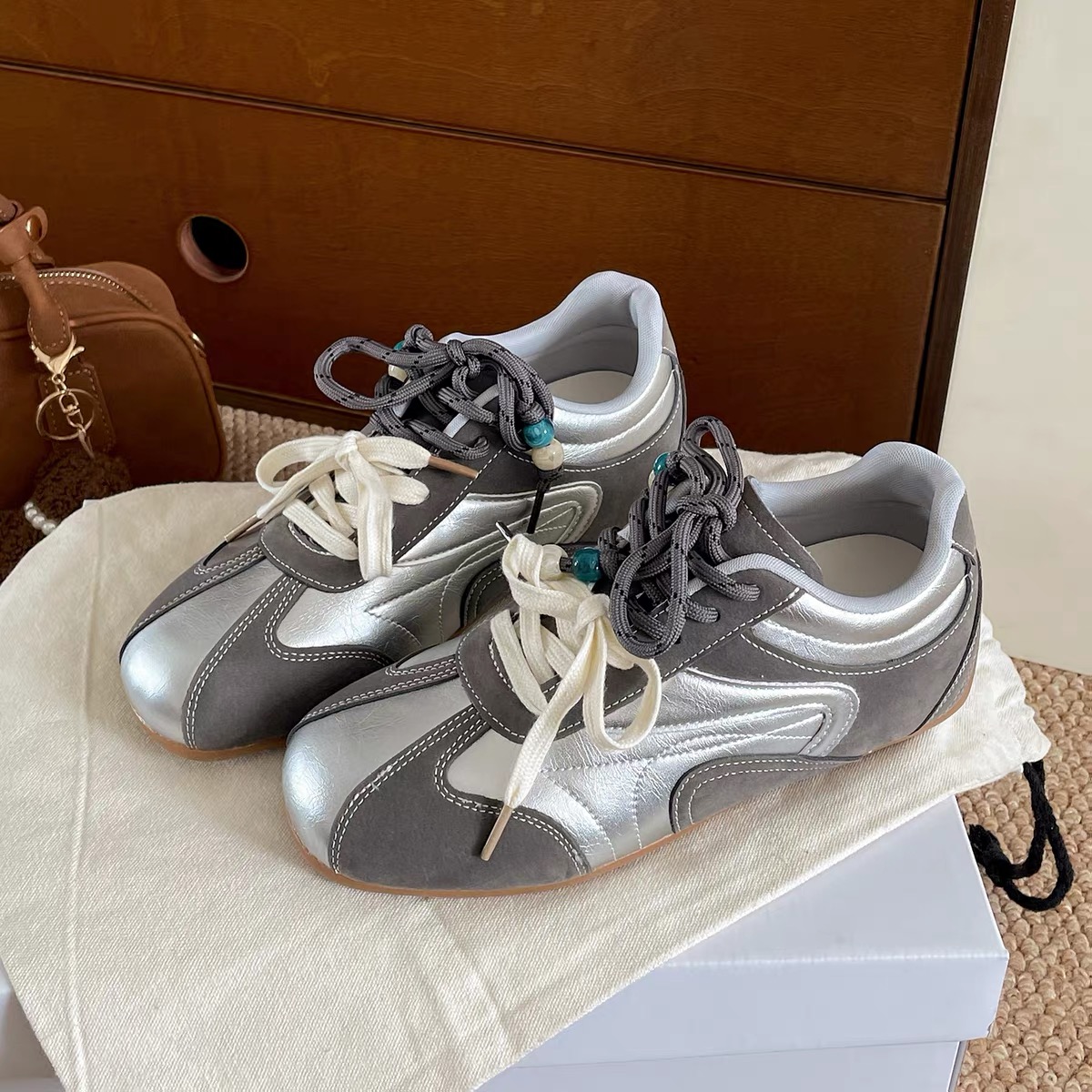 Giày sneaker nữ phối dây ruy băng đính hạt trang trí phong cách vintage_S10