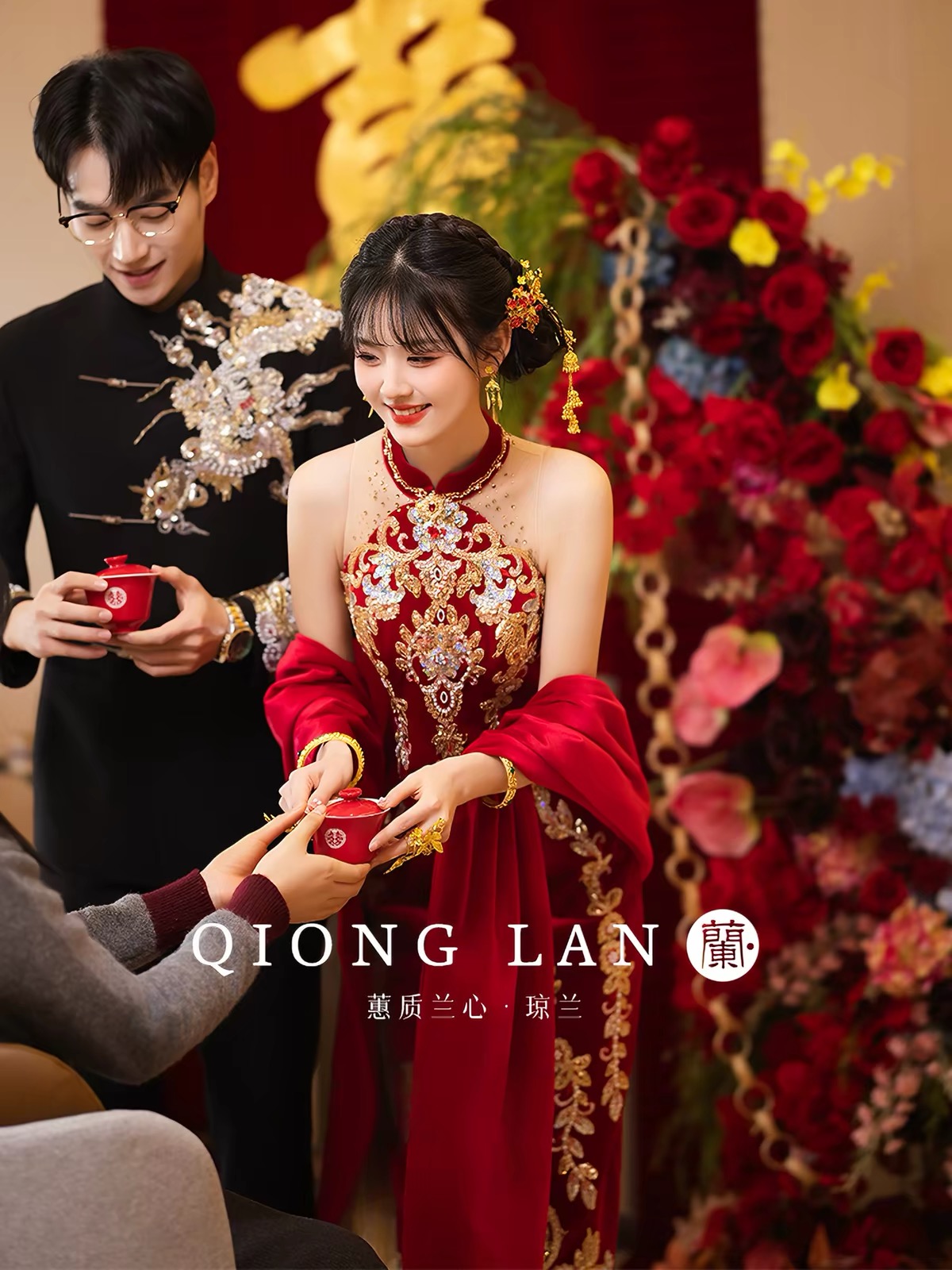 Sườn xám thêu hoa văn kèm khăn choàng_I109
