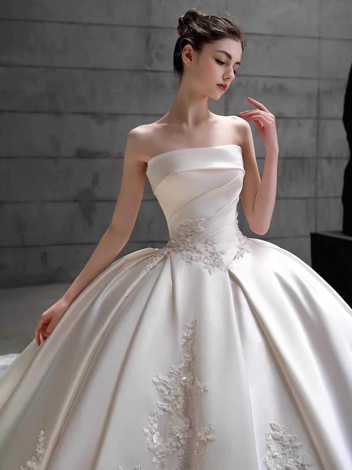 Váy cưới cúp ngực satin đính hoa ren_I151