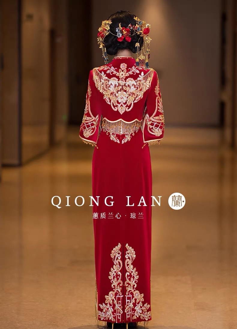 Sườn xám cô dâu đỏ thêu hoa văn vàng, tay lửng tua rua_I138
