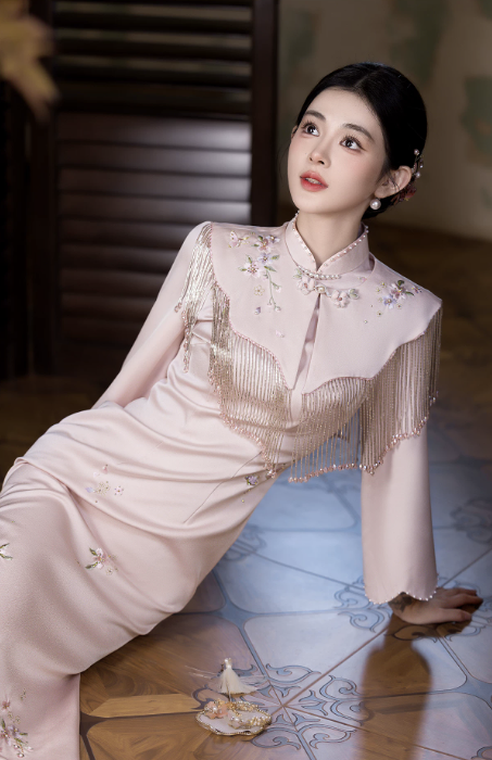 Sườn xám tua rua thêu hoa cổ tàu dáng ôm quý phái_I62