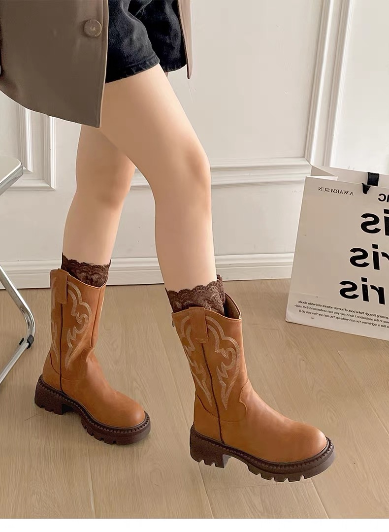 Giày boot cao cổ thêu họa tiết vintage đế bánh mì_B02