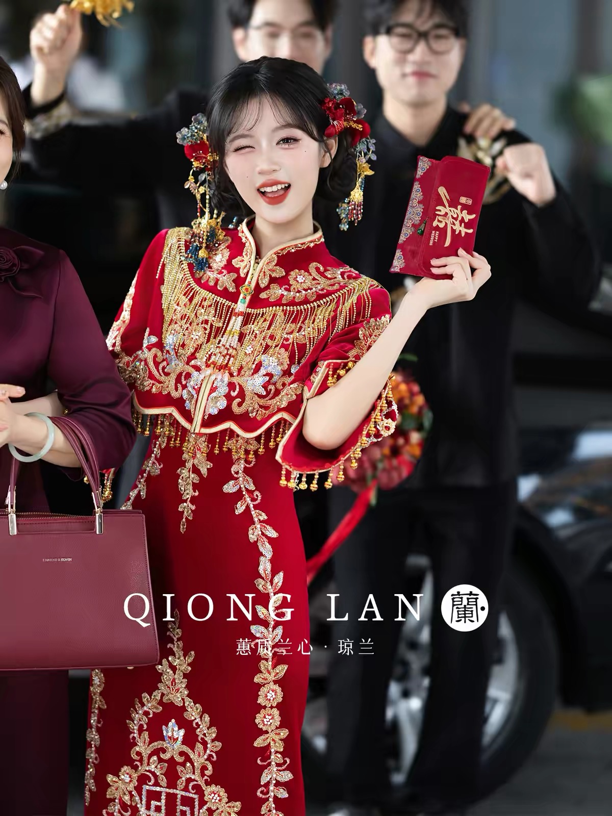 Sườn xám cô dâu đỏ thêu hoa văn vàng, tay lửng tua rua_I138