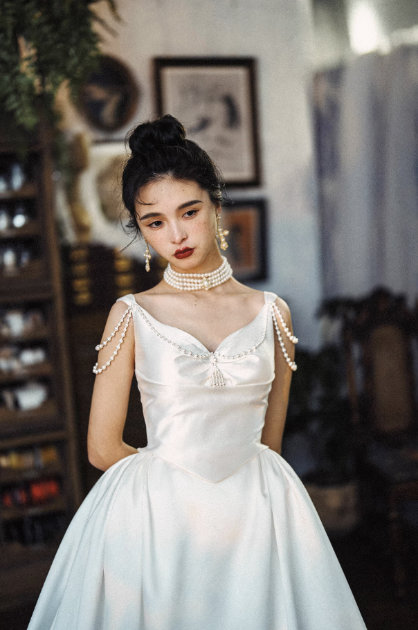 Váy cưới satin dáng công chúa đính ngọc trai_I26