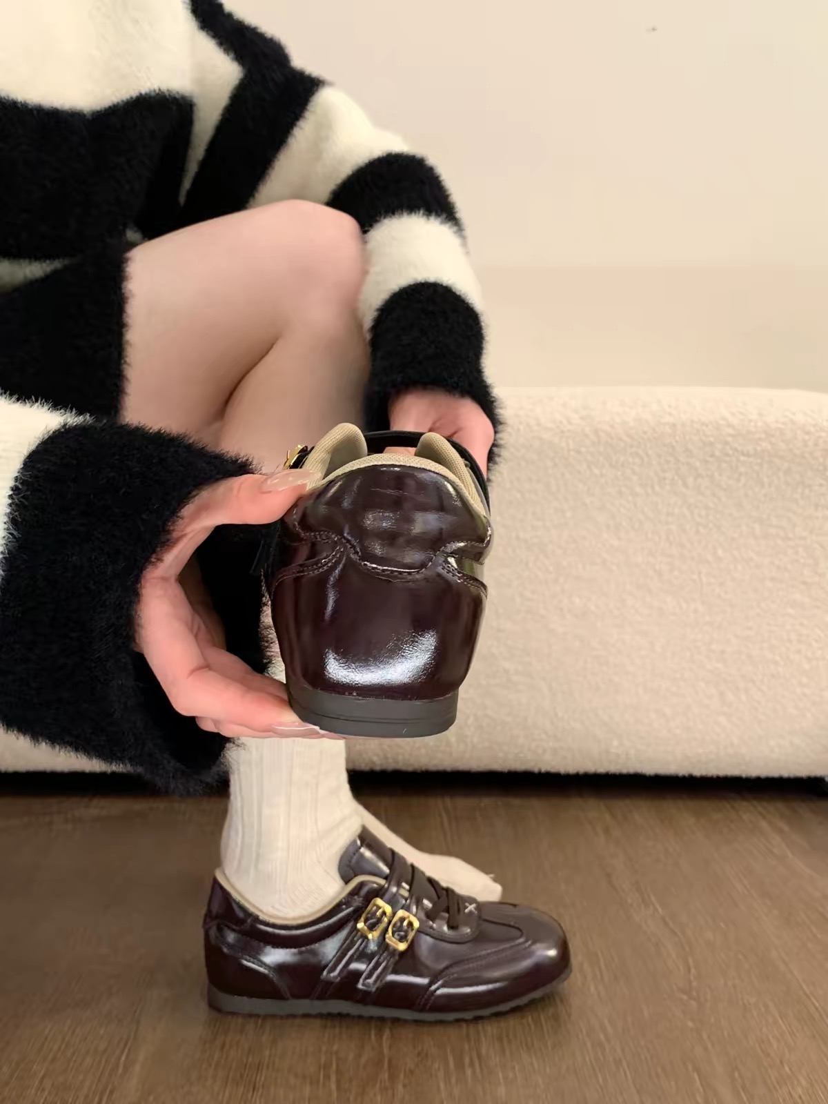 Giày sneaker nữ phối khóa kim loại phong cách vintage thanh lịch_S12