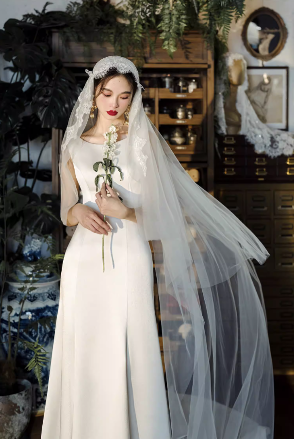 Váy cưới suông satin cổ thuyền lưng đổ ren thanh lịch_I13