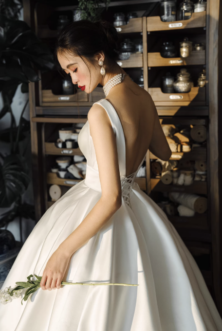 Váy cưới công chúa satin cổ V lưng hở sang trọng_I12