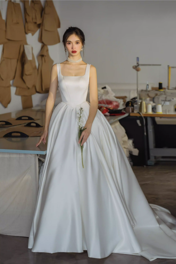 Váy cưới satin cổ vuông dáng xòe phong cách cổ điển_I18