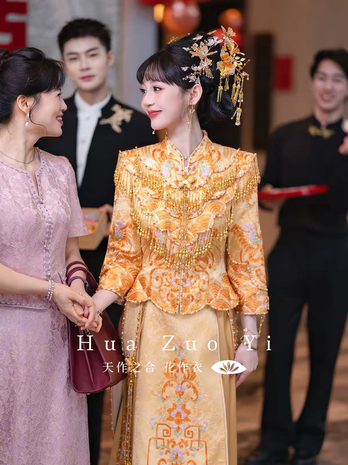 Váy cưới Trung Hoa thêu họa tiết vàng_I113
