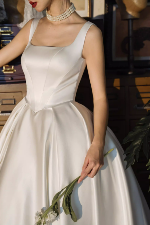 Váy cưới satin cổ vuông dáng xòe phong cách cổ điển_I18