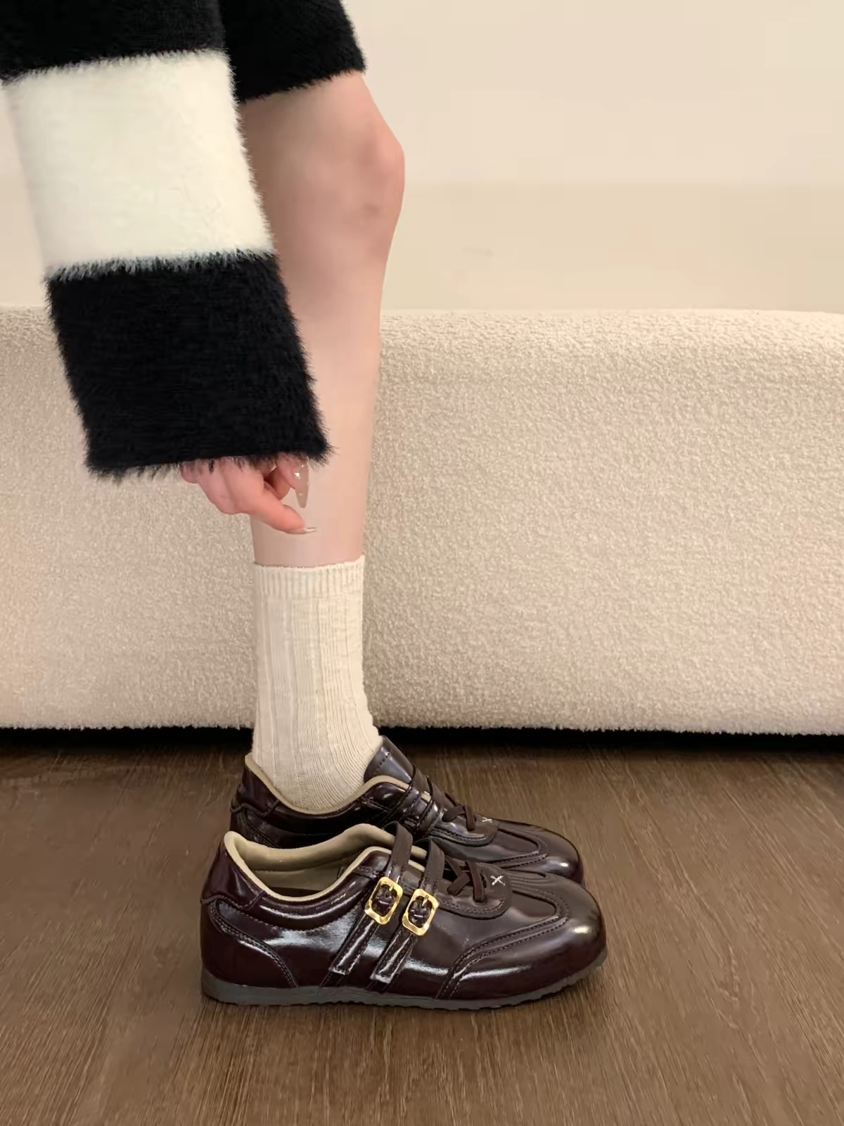 Giày sneaker nữ phối khóa kim loại phong cách vintage thanh lịch_S12