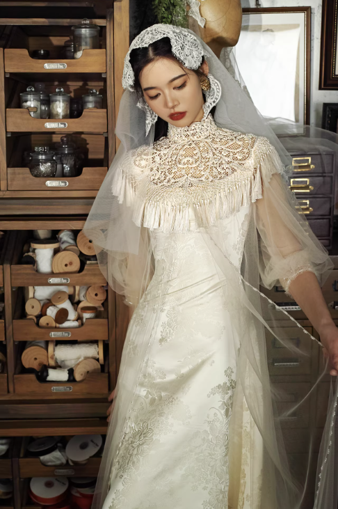 Váy cưới cổ cao ren tua rua phong cách cổ điển_I09