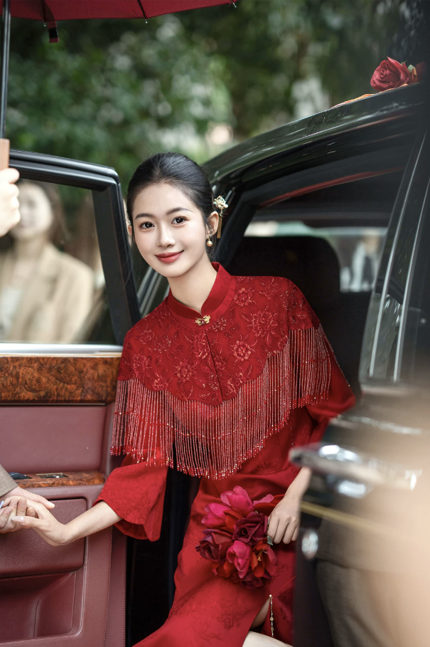Sườn xám đỏ dài tua rua cổ cao tôn dáng_I75