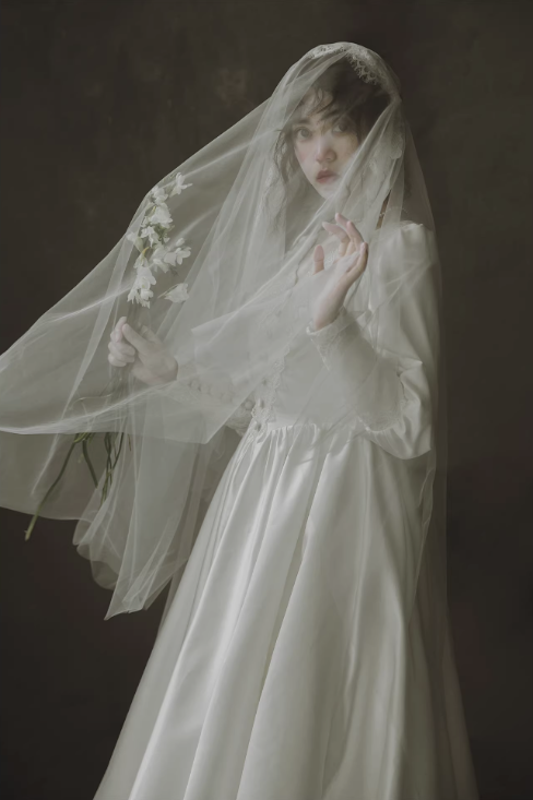 Váy cưới satin cổ V lưng đính ngọc trai_I22