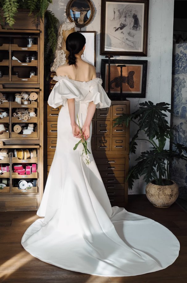 Váy cưới satin trễ vai cổ tim tay phồng_I24