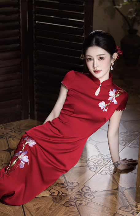 Sườn xám đỏ thêu hoa ngọc lan thanh lịch_I63