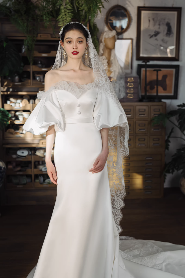 Váy cưới satin trễ vai cổ tim tay phồng_I24