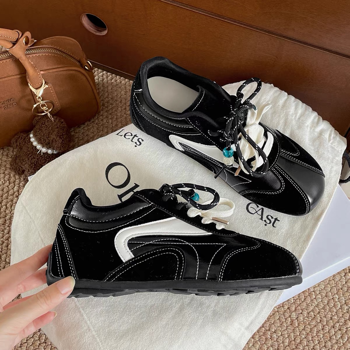 Giày sneaker nữ phối dây ruy băng đính hạt trang trí phong cách vintage_S10