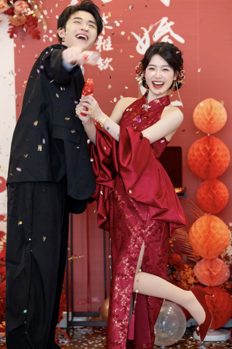 Sườn xám đỏ cổ yếm họa tiết gấm kèm choàng quý phái_I61