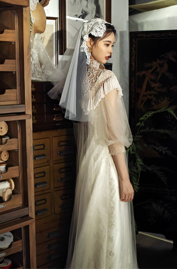Váy cưới cổ cao ren tua rua phong cách cổ điển_I09