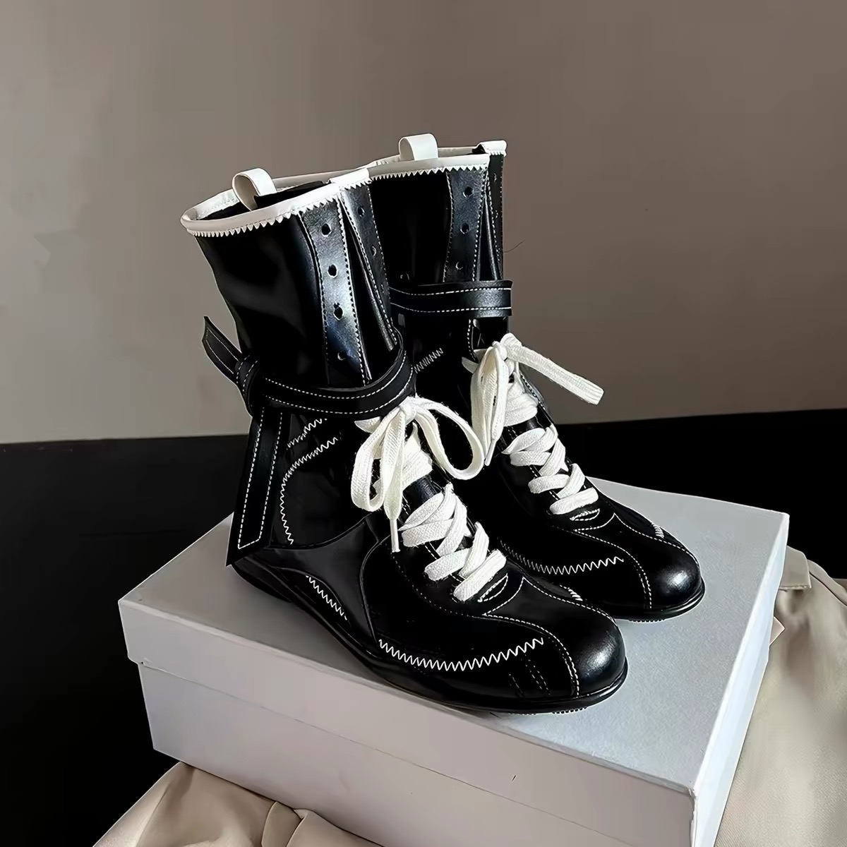 Giày boot cao cổ dây buộc phối khóa phong cách retro cổ điển_B01